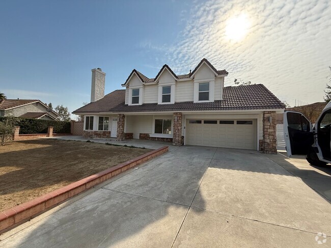 Building Photo - Beautifully Remodeled 2 Story Home Availab...