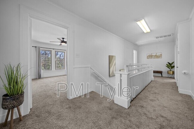 Photo - 210 E Dobbs St