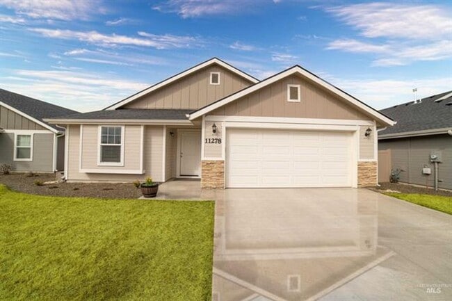 Building Photo - Beautiful Home Close to Shopping!