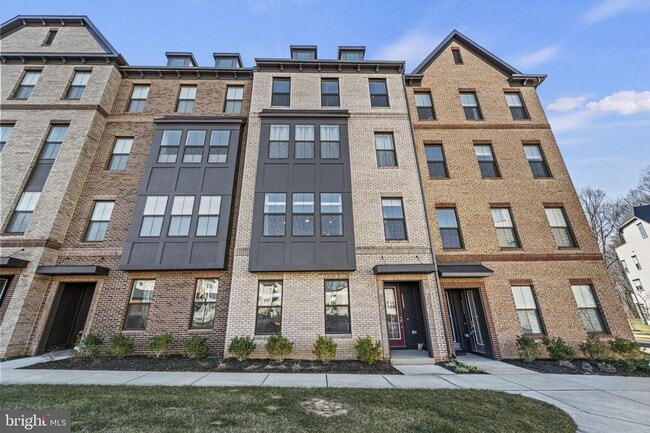 Building Photo - This beautiful 3 bed 2.5 bath 2-story condo provides a grand feeling with tall ceilings & over 16...