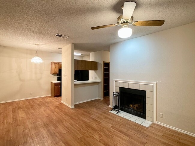 Photo - Central/UT 2/2 Apartments PRELEASE 8/15/2025