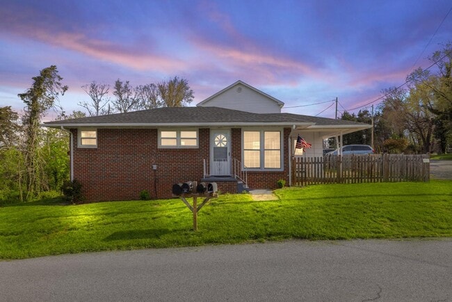 Building Photo - 389 Thompson St