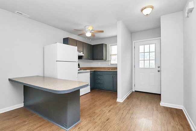 Building Photo - Lovely Two Bedroom Apartment Near Cotswold!