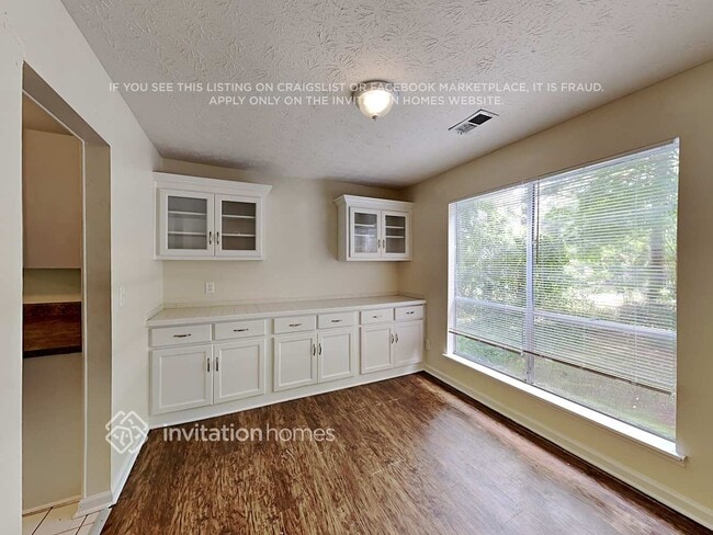 Photo - 614 Oxford Hall Dr SW