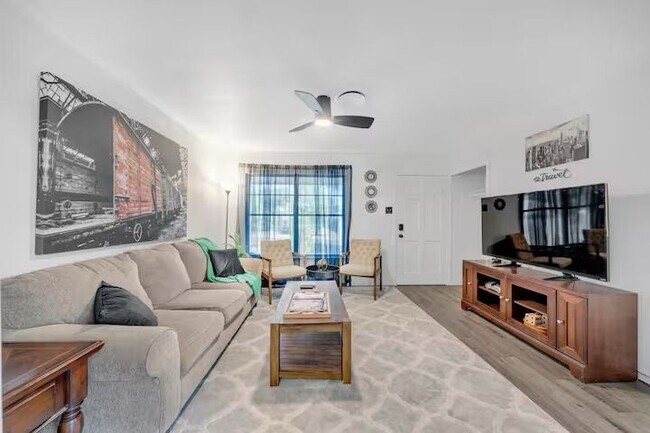Photo - 3018 Woodcliffe St