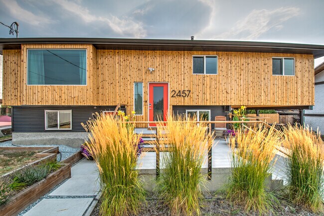 Photo - 2457-2415 15 St