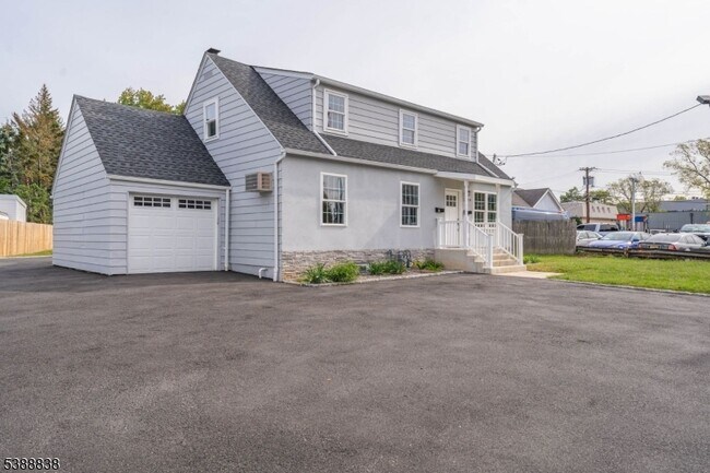 Photo - 2429 Vauxhall Rd