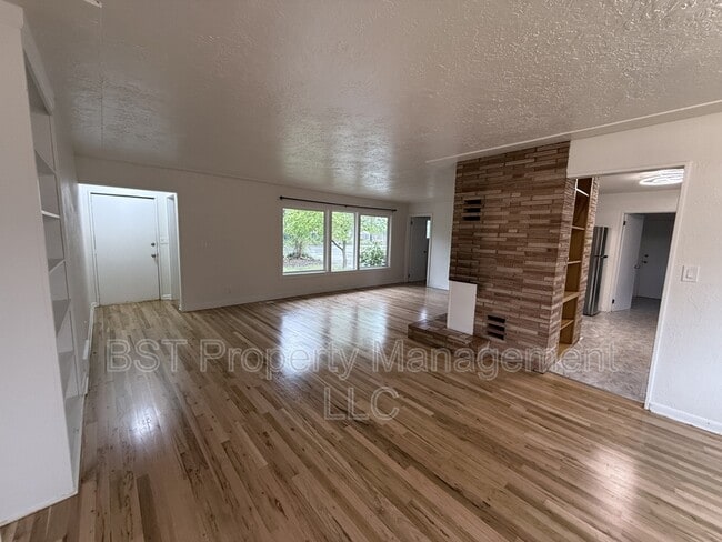 Photo - 931 Chemawa Rd N