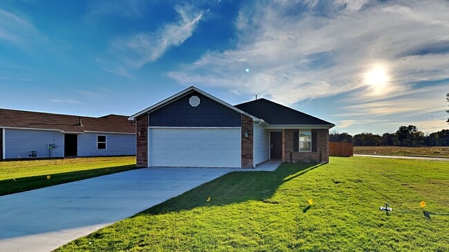 Building Photo - Beautiful 4 bedroom 2 bath corner lot home in Coweta!