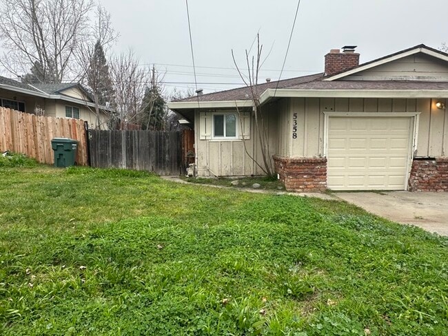 Building Photo - Cute 3/1 Duplex in Fair Oaks