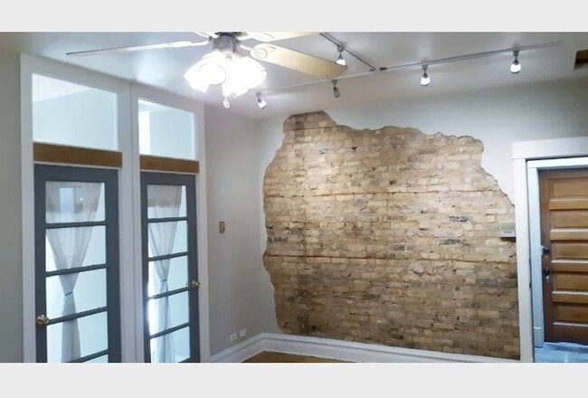 Building Photo - 2857 N Damen Ave