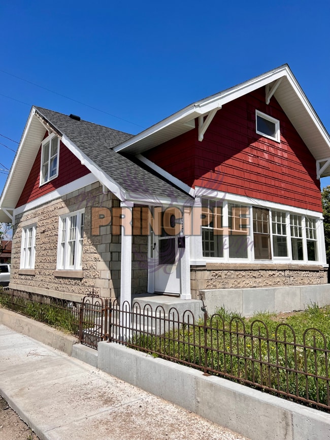 Building Photo - **Charming Remodeled Craftsman Home for Re...