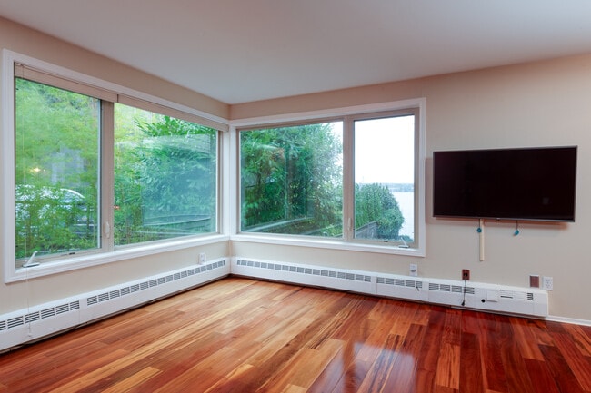 Building Photo - 1600 43rd Ave E