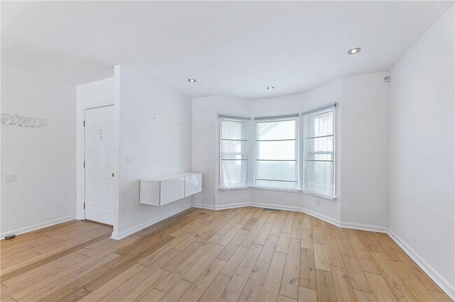Photo - 908 Lenox Hill Ct NE