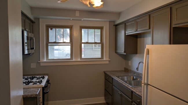 Building Photo - 1011 California Ave Unit Apt. 1R