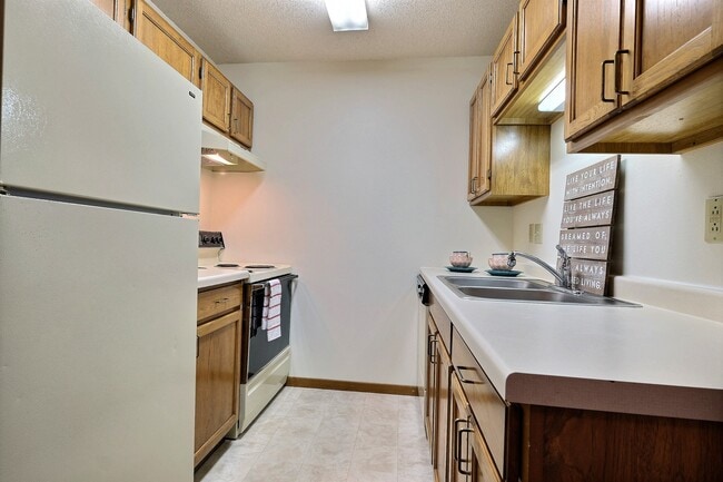 Fargo, ND Southgate Apartments | Kitchen