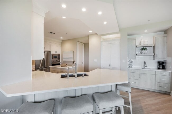 Building Photo - 4801 Island Pond Ct Unit 602