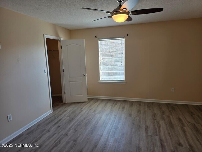 Photo - 498 Walnut Dr