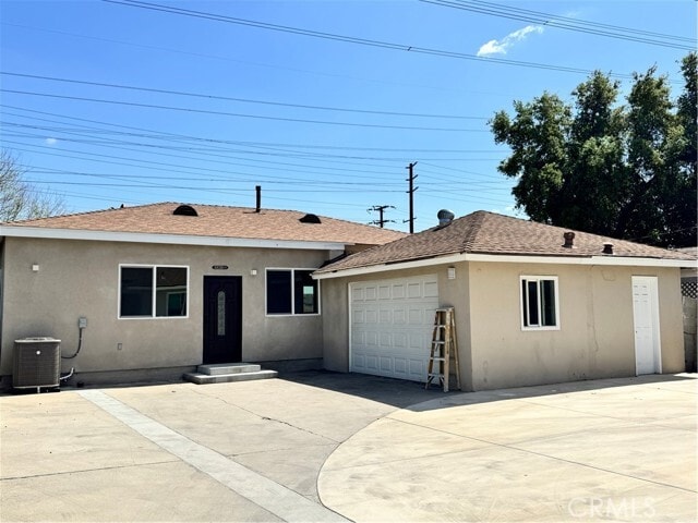 Building Photo - 5830 N Vista St Rental