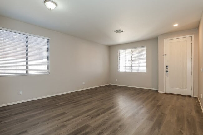 Photo - 2427 E Glass Ln