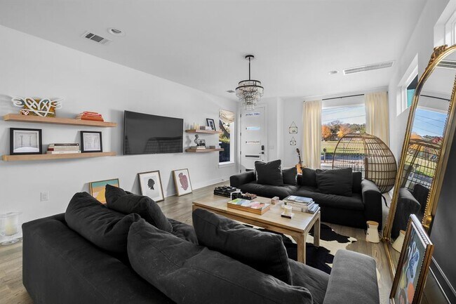 Photo - 404 Powell Cir