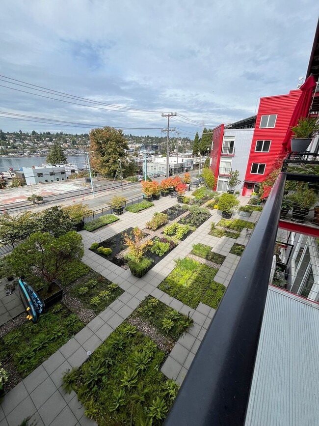 Building Photo - Eastlake Condo with a view Unit 311