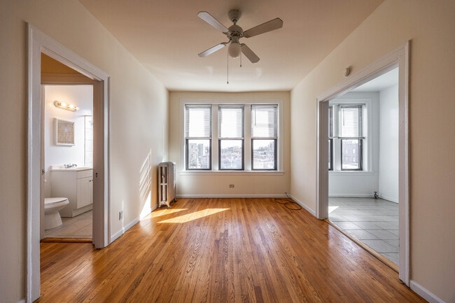 Building Photo - 2704 N Sawyer Ave