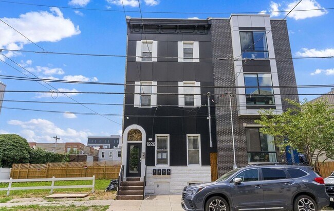 Building Photo - Gorgeous 2-Bed/2-Bath Apartment with Private Backyard! Available NOW! Unit 1R