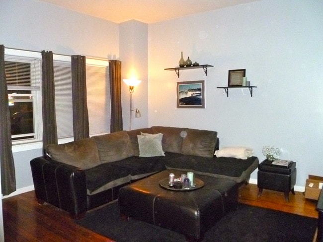 Building Photo - 3306 N Damen Ave Unit Rear Rental
