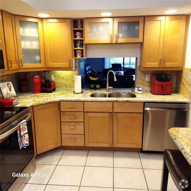 Building Photo - 16171 Blatt Blvd Unit 410 Rental