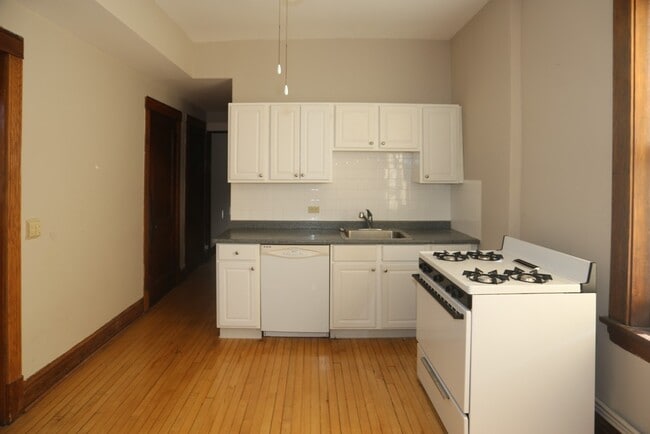 Photo - 1929 W Schiller St Unit J01W
