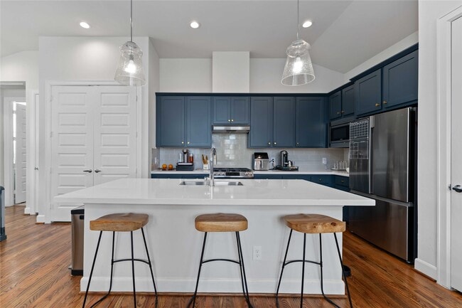 Photo - 671 Press St