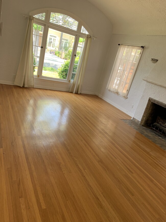 Living Room - 226 N Wetherly Dr