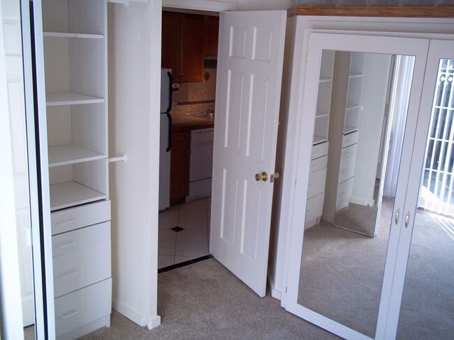 Building Photo - Month-to-Month ROOM w/ PRIVATE BATH in Sou... Unit 680-112 b
