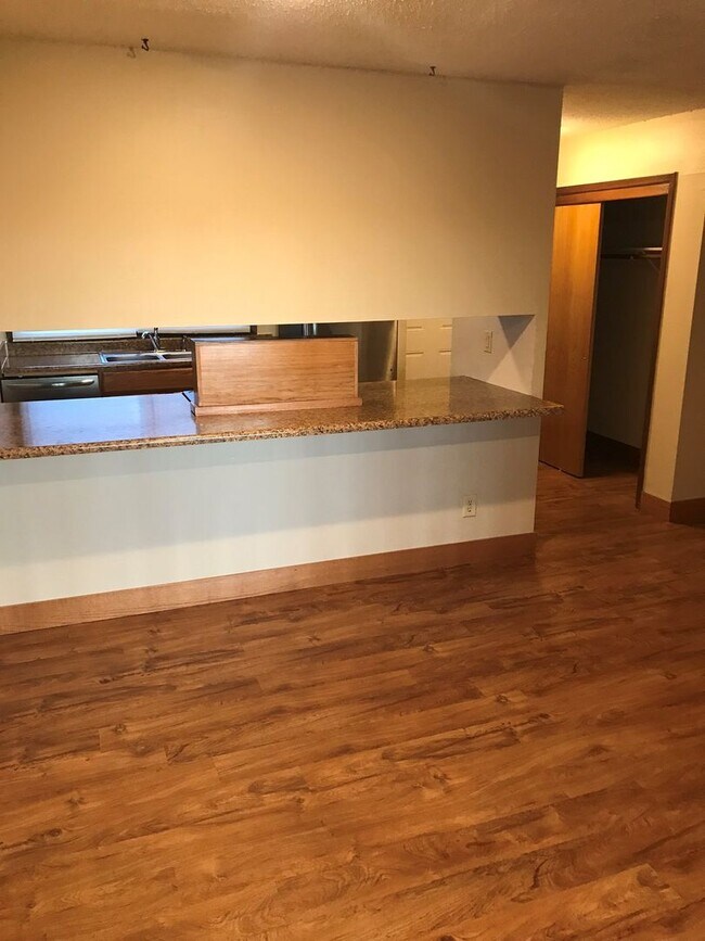 Photo - 2 bedroom townhouse close to campus-free p... Unidad #8