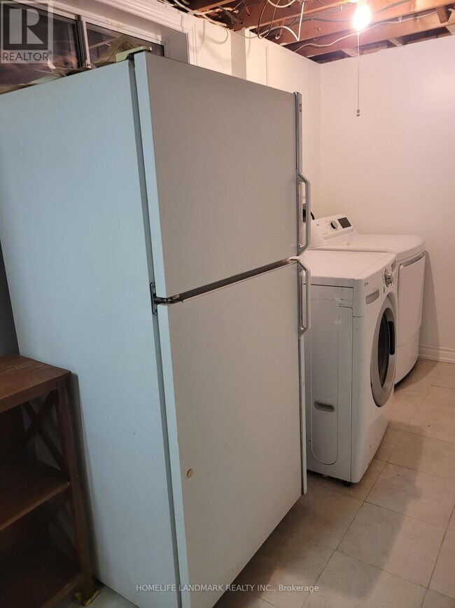 Photo - 3249 Oakglade Crescent