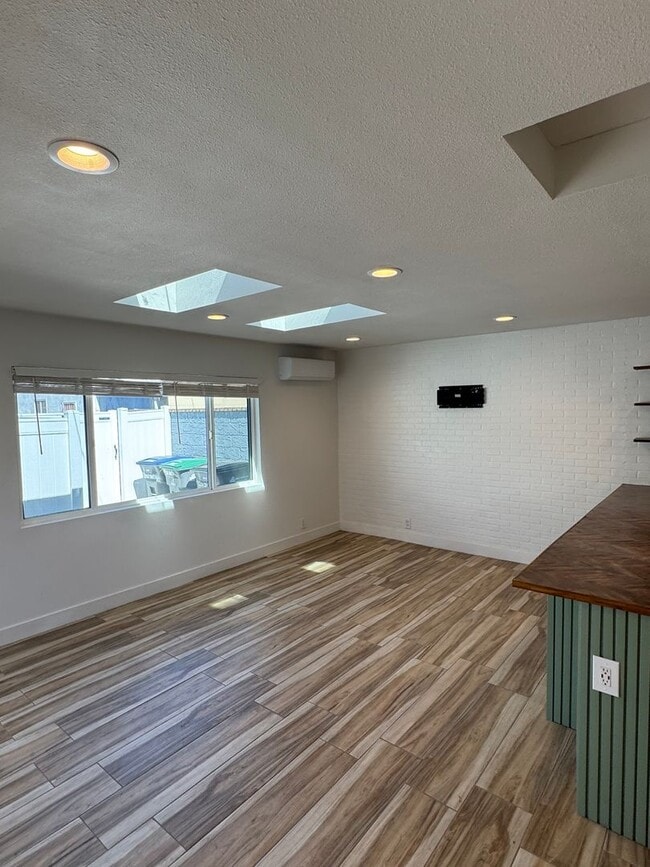 Photo - Cozy Carson Back House with Skylights & Washer/Dryer Unidad 2674