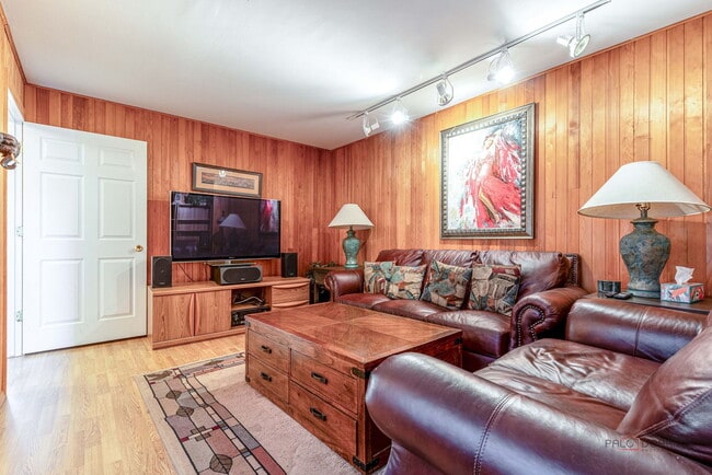 Photo - 707 Mallard Ln