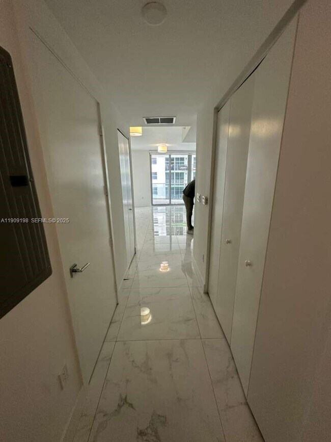 Building Photo - 488 NE 18th St Unit 2004