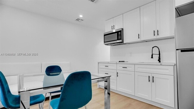 Building Photo - 32 SW 9th St Unit 3