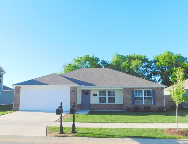 Building Photo - "Charming 3-Bed Retreat with Granite Touches & Gleaming Hardwood Floors in Fayetteville"