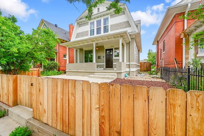 Building Photo - $3,595 - 3 Bed, 2 Bath Updated Home In Den...