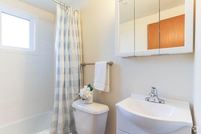 1BR, 2BA - 520SF