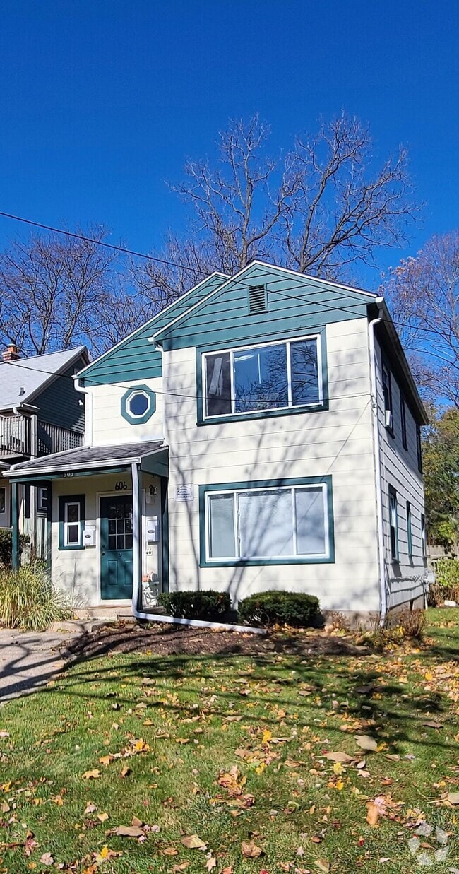 Building Photo - 606 W Summit St Rental