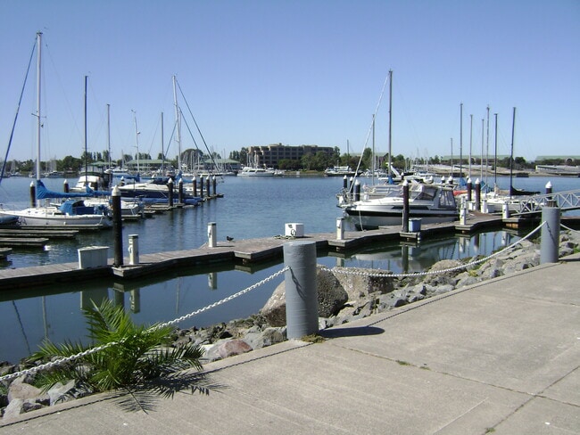 Building Photo - 5 Embarcadero W Unit Upon Request