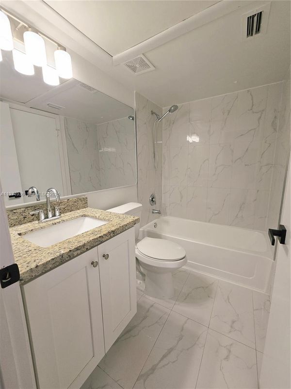 Photo - 2881 N Oakland Forest Dr Unidad 310