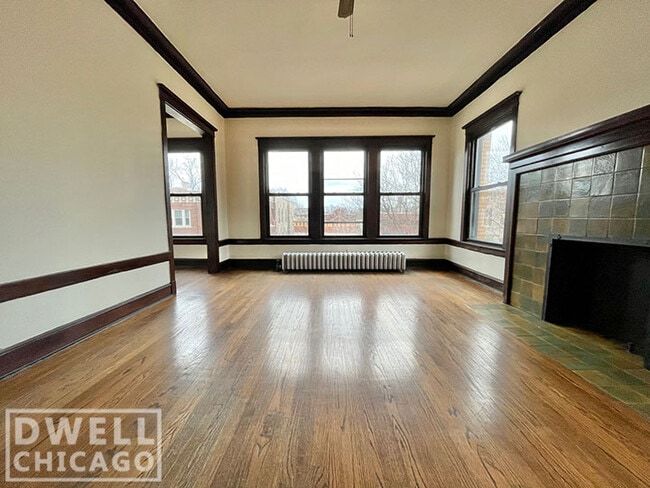 Building Photo - 2414 N Sawyer Ave Unit 2428-2E Rental