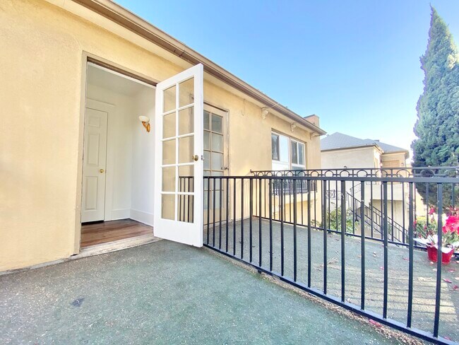 Photo - 524 1/2 Heliotrope -A Unit A