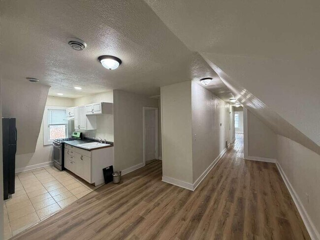 2213-2215-2215 N Holton St