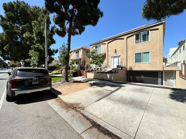 Building Photo - One Bedroom Condo Near Trendy Montana Ave. Unit 7
